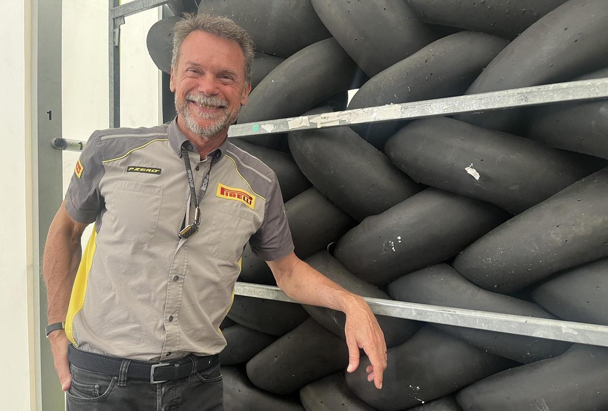 Giorgio Barbier, máximo responsable de Pirelli MotoGP, en la inmensa carpa de la firma italiana en Brno.
