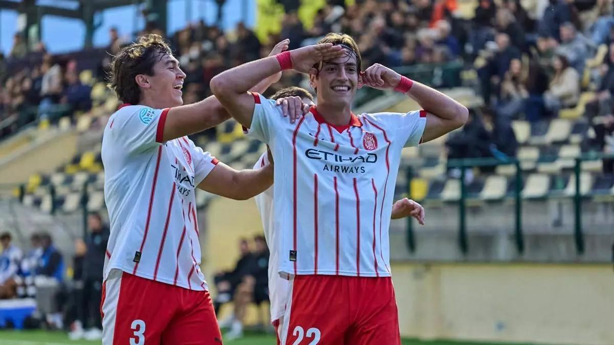 Pol Arnau celebra una diana en la major golejada del Girona B a Vidreres.