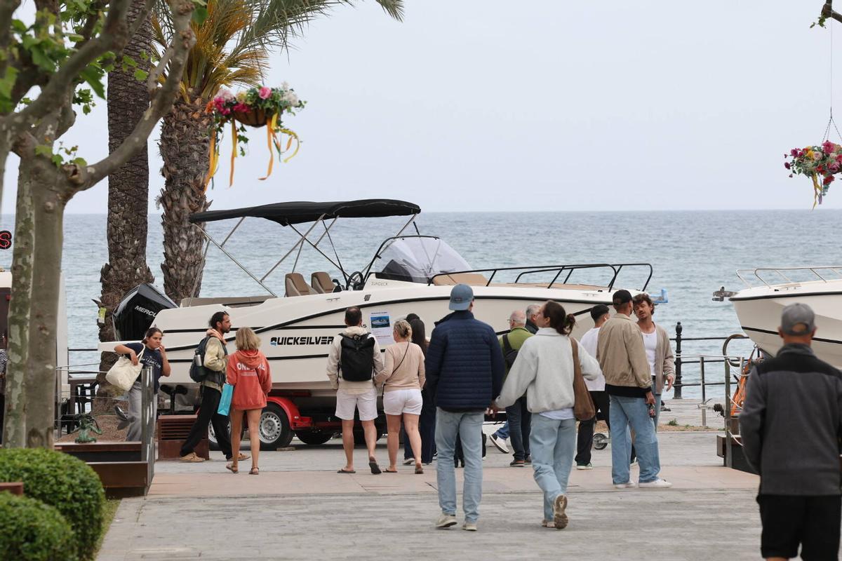 Flores, motos y coches en 'Anar a maig' en las fiestas de Santa Eulària