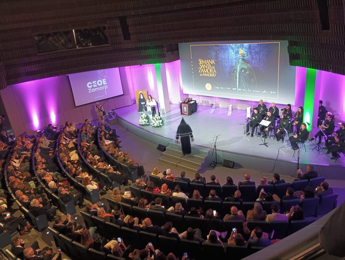 Perspectiva del auditorio cuando accedió el Barandales de la Junta pro Semana Santa de Zamora.