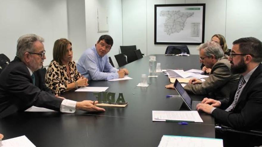 El alcalde Ramón Marí, con técnicos y responsables de ADIF en su última reunión.