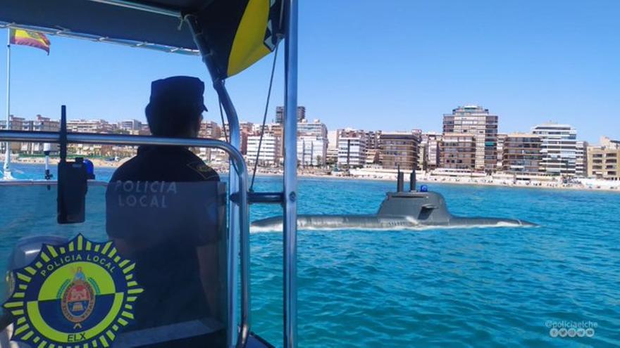 Un minisubmarino en Arenales: el humor que no falla de la Policía Local de Elche