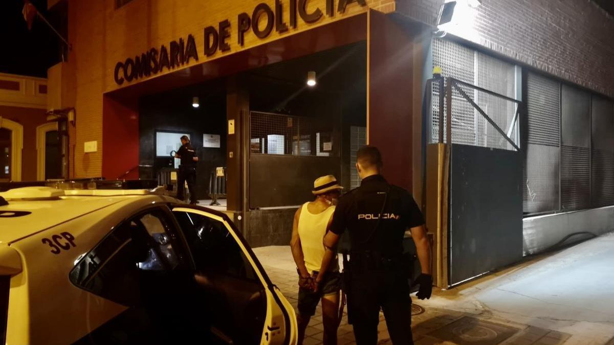 Detenido tras robar la caja registradora de un bar y una impresora en Murcia