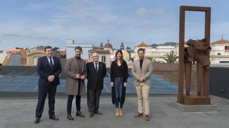 El alcalde y otros ediles junto a representantes de Mutua Tinerfeña. | | E. D.