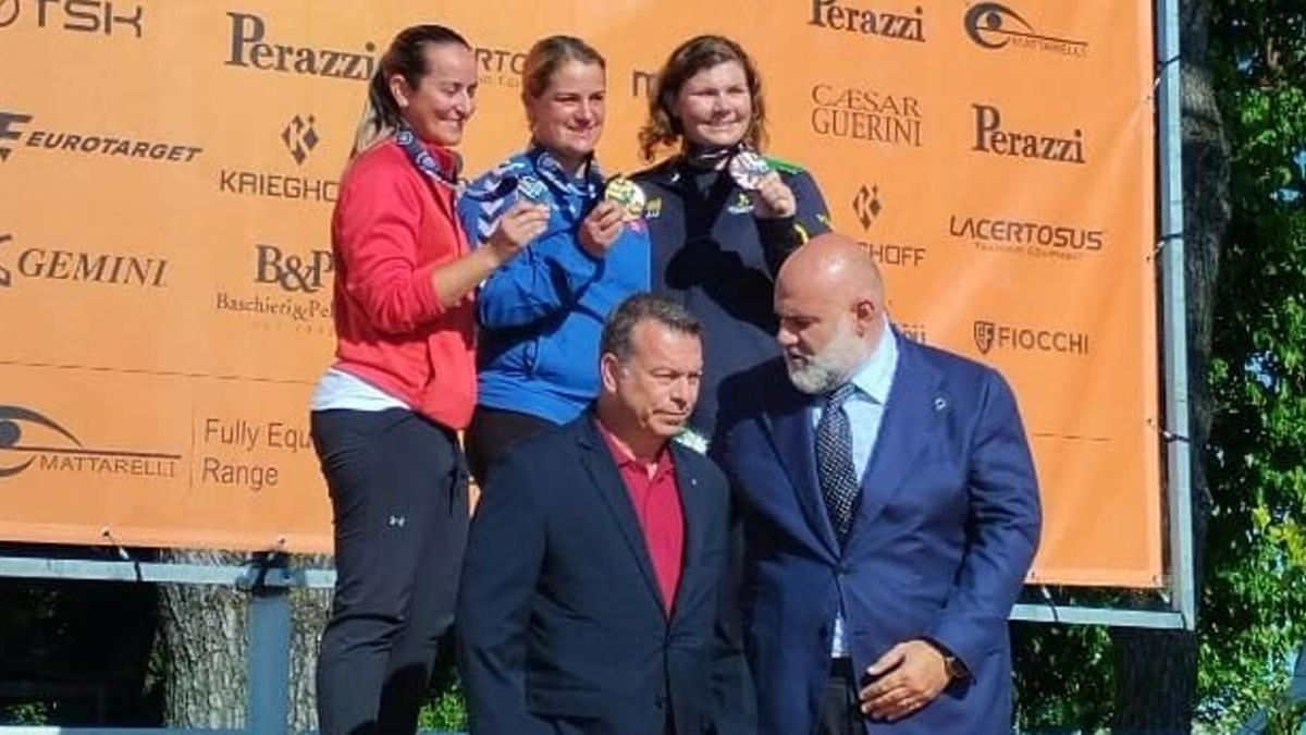 Fátima Gálvez, primera izquierda, en el podio de Lonato.