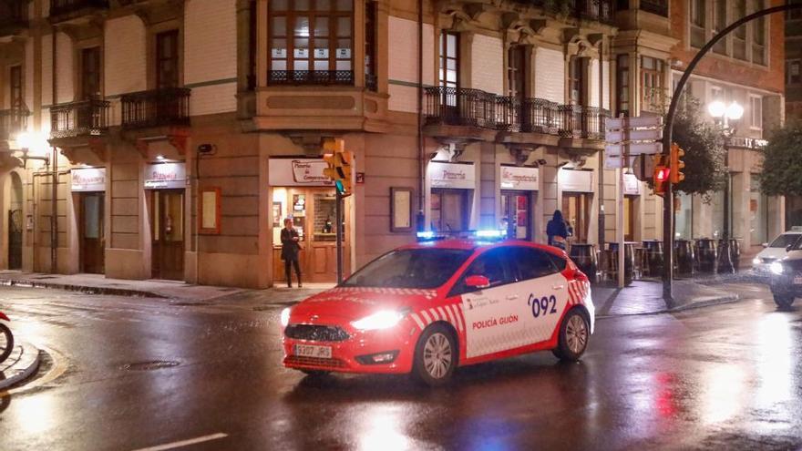 Un coche de la Policía Local circulando por las calles de Gijón.
