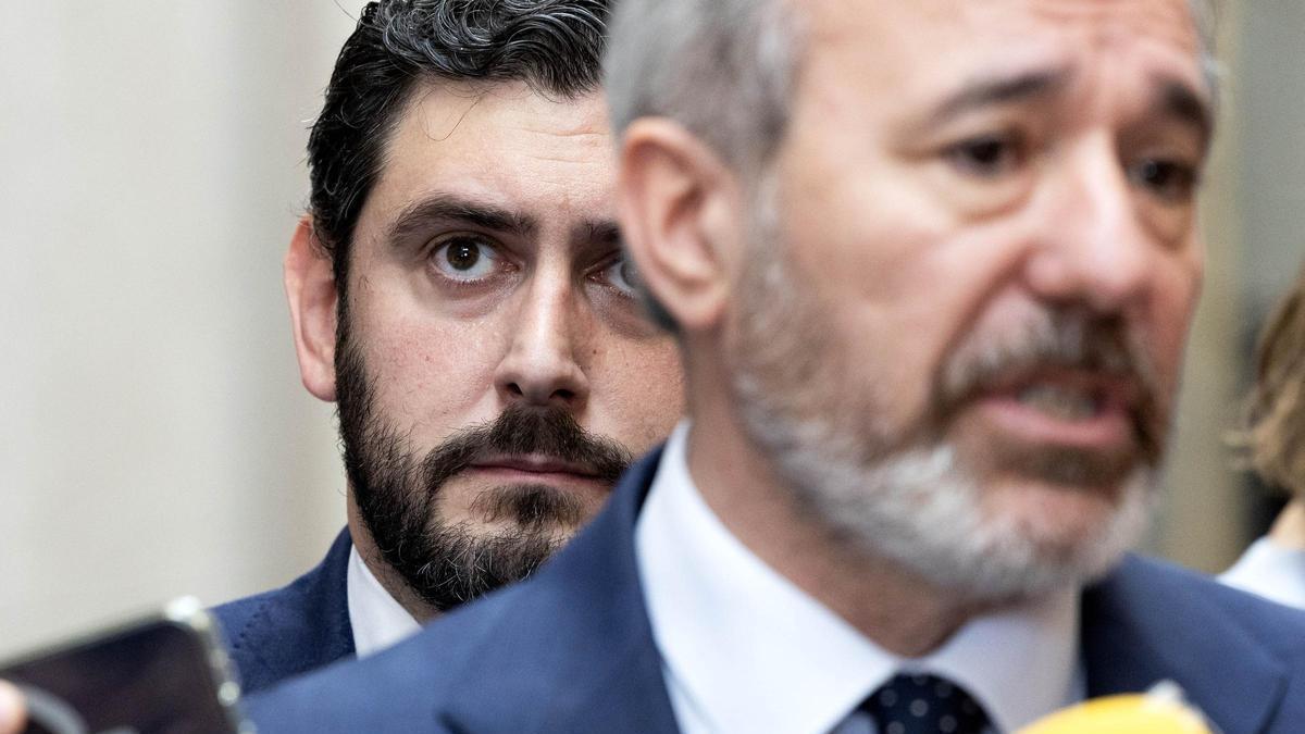 El líder de Vox en Aragón, Alejandro Nolasco, detrás del presidente en funciones, Jorge Azcón, en su comparecencia para anunciar el pacto.