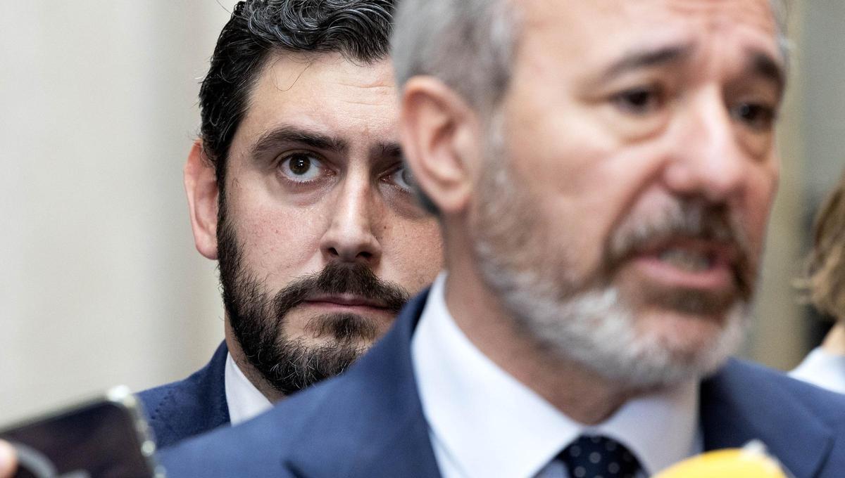 El líder de Vox en Aragón, Alejandro Nolasco, detrás del presidente en funciones, Jorge Azcón, en su comparecencia para anunciar el pacto, el miércoles.