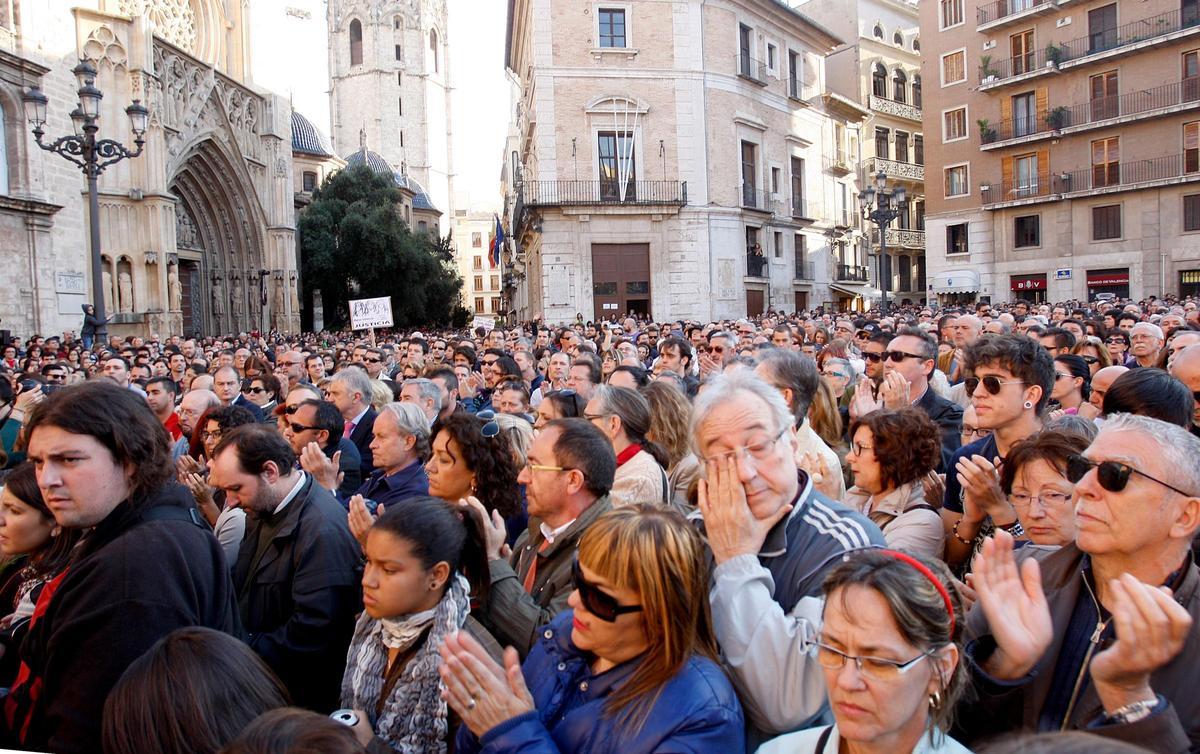 03-05-2013 La ciudadanía desbordó la Plaza de la Virgen, el 3 de mayo de 2013, en apoyo de la Avm3j tras la emisión del «Salvados» de Jordi Évole dedicado a su lucha.