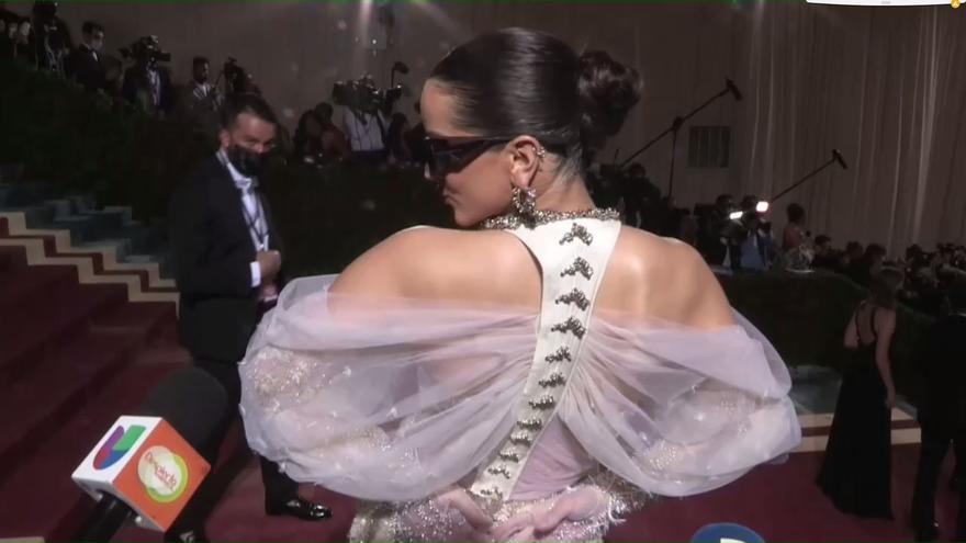 VÍDEO | El vestit de Rosalía al Met 2022: una picada d’ullet a ‘Motomami’ amb Givenchy