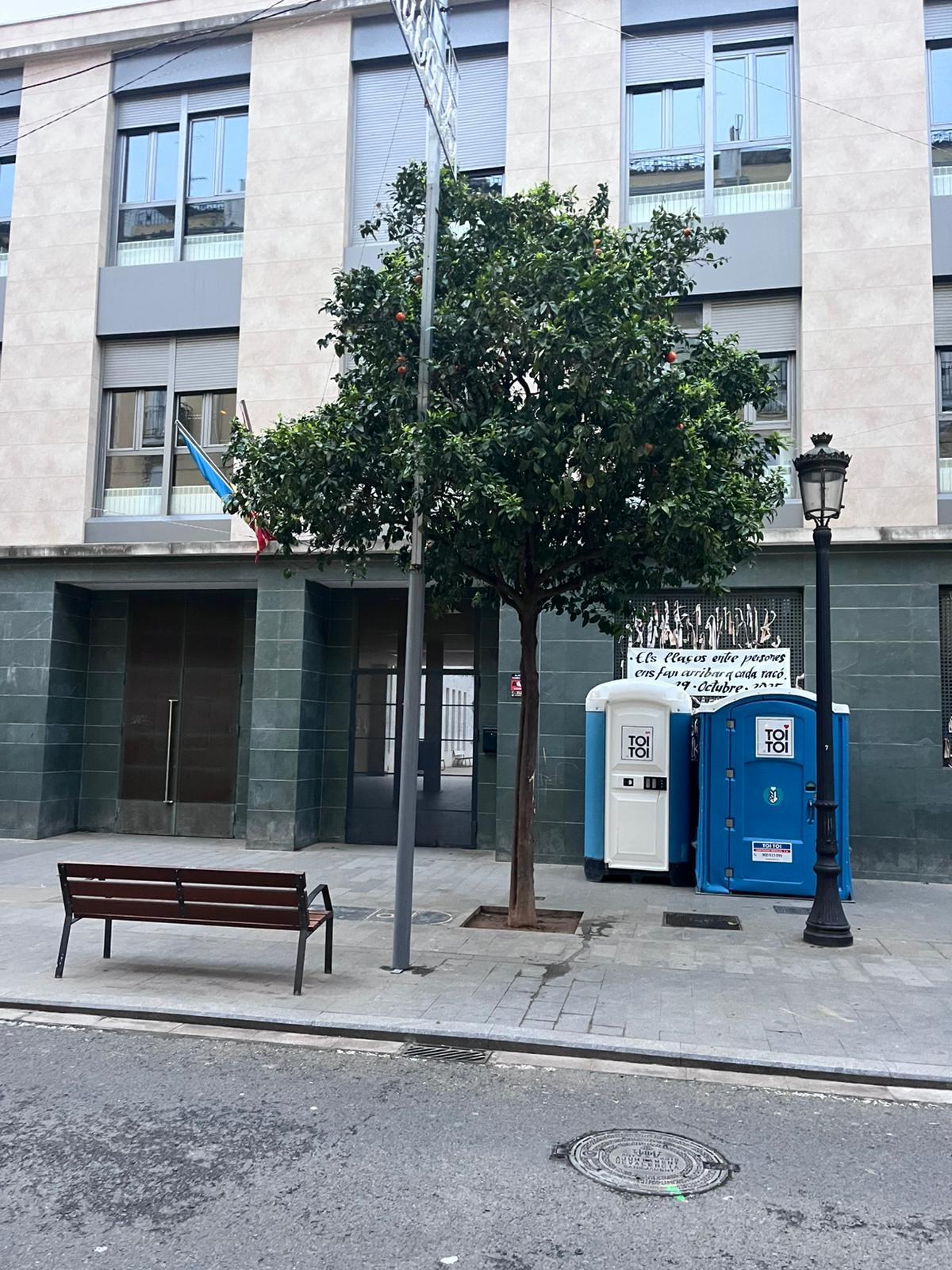 Urinarios portátiles colocados junto a un colegio público