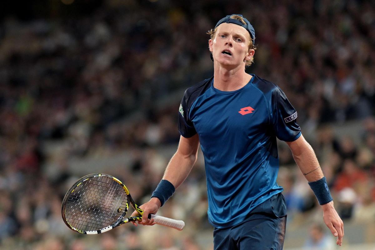 Carlos Alcaraz Garfia juega un regreso de derecha al holandés Jesper De Jong durante su partido individual masculino en la cancha Philippe-Chatrier en el cuarto día del torneo de tenis del Abierto de Francia en el Complejo Roland Garros en París el 29 de mayo de 2024.