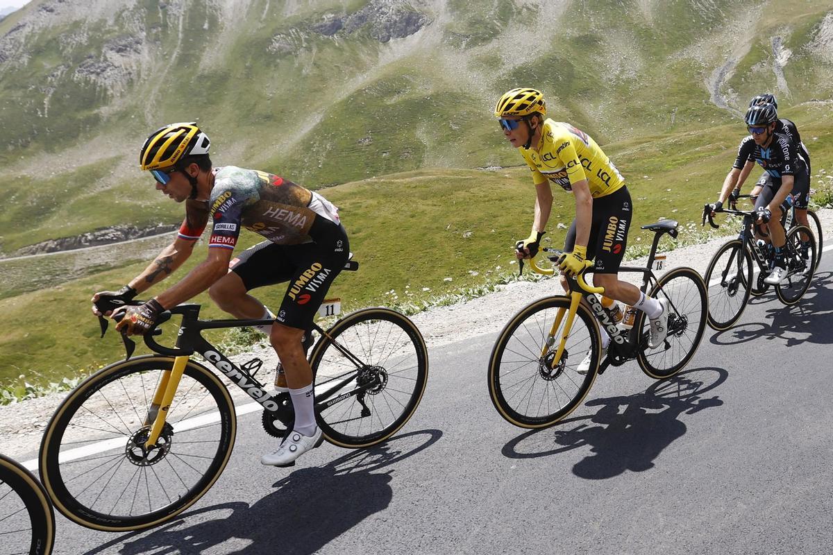 Briancon (France), 14/07/2022.- (L-R) Slovenian rider Primoz Roglic of Jumbo Visma, The Yellow Jersey Danish rider Jonas Vingegaard of Jumbo Visma and Australian rider Christopher Hamilton of Team DSM in action during the 12th stage of the Tour de France 2022 over 165.1km from Briancon to Alpe d’Huez, France, 14 July 2022. (Ciclismo, Francia, Eslovenia) EFE/EPA/GUILLAUME HORCAJUELO