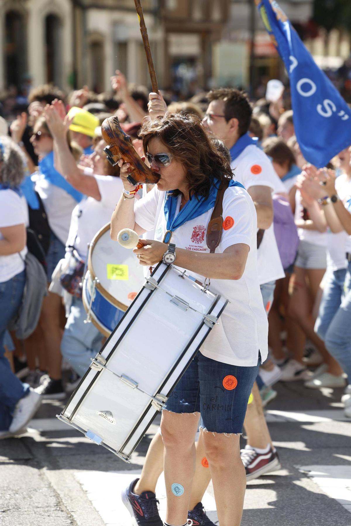 Marea humana en El Carmín de la Pola: el desfile sube a La Sobatiella bajo un sol de justicia y entonando el Asturias Patria Querida