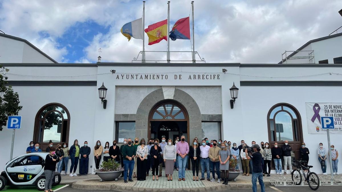 Minuto Silencio Ayuntamiento de Arrecife por la muerte del alcalde de San Bartolomé, Alexis Tejera Lemes.
