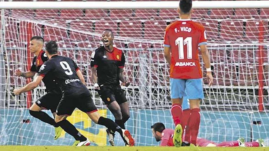 Pol Roigé celebra con sus compañeros el gol del triunfo del Mallorca ante el Lugo.