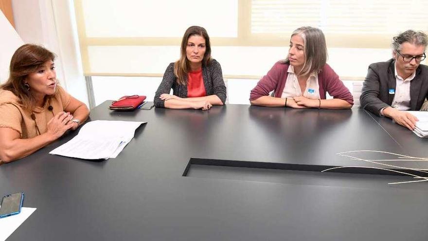 Beatriz Mato, a la izquierda, y María García, segunda por la derecha, ayer en la firma del acuerdo.