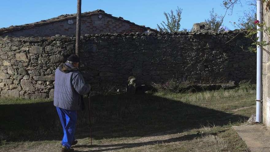 Un vecino de Badilla de Sayago, en una imagen de archivo.