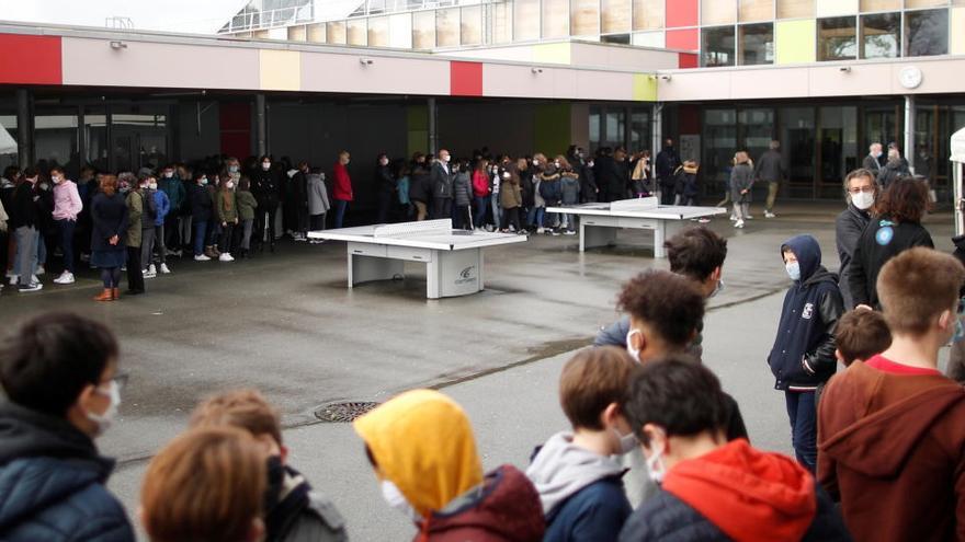 Un homenaje al profesor Samuel Paty en un centro educativo cerca de París.