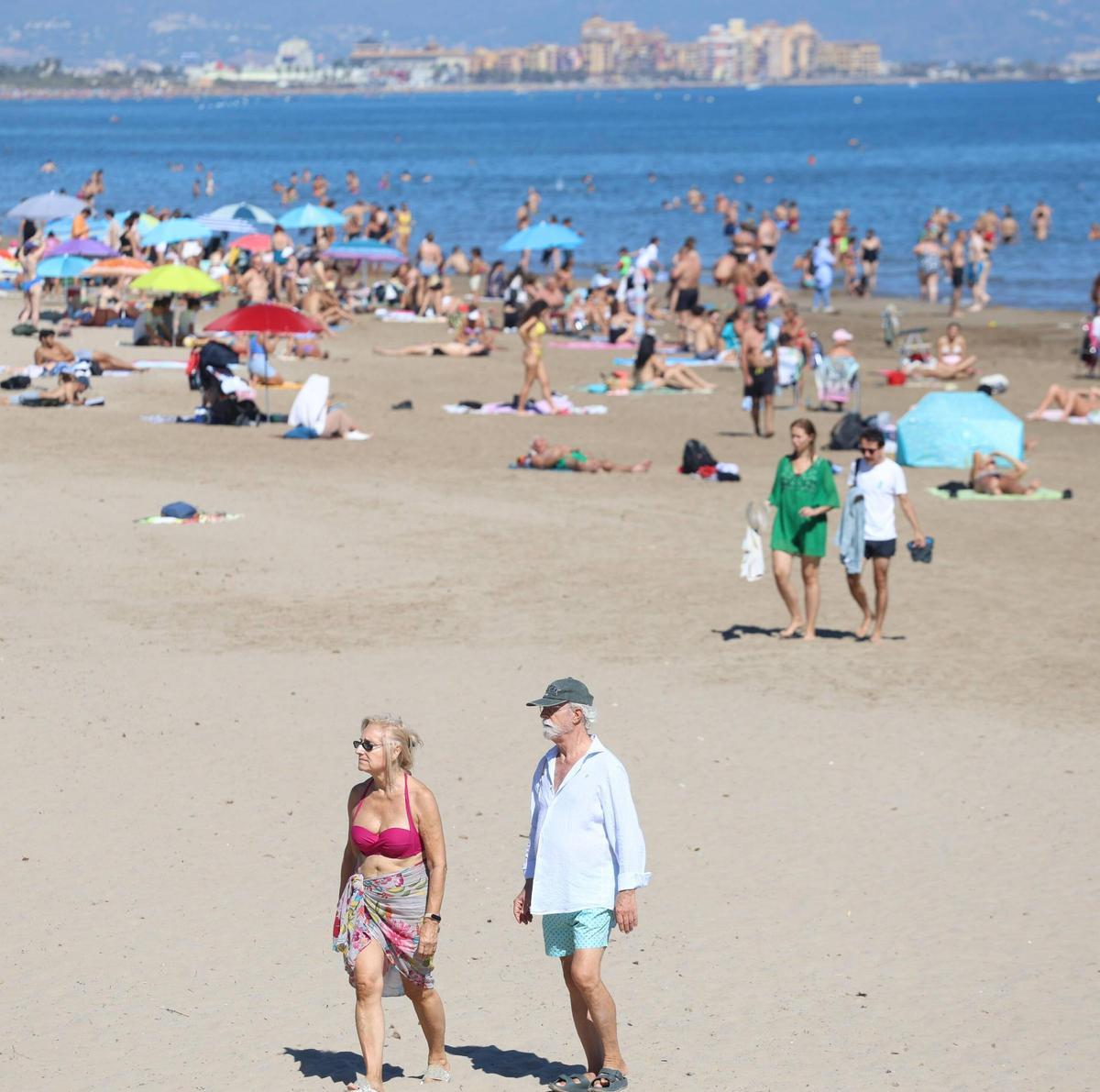El buen tiempo llena la playa de la Malvarrosa en València El buen tiempo llena la playa de la Malvarrosa en València