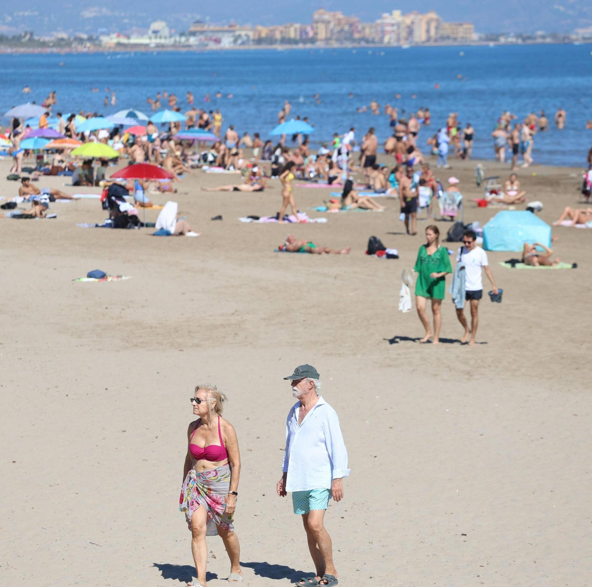 El buen tiempo llena la playa de la Malvarrosa en València