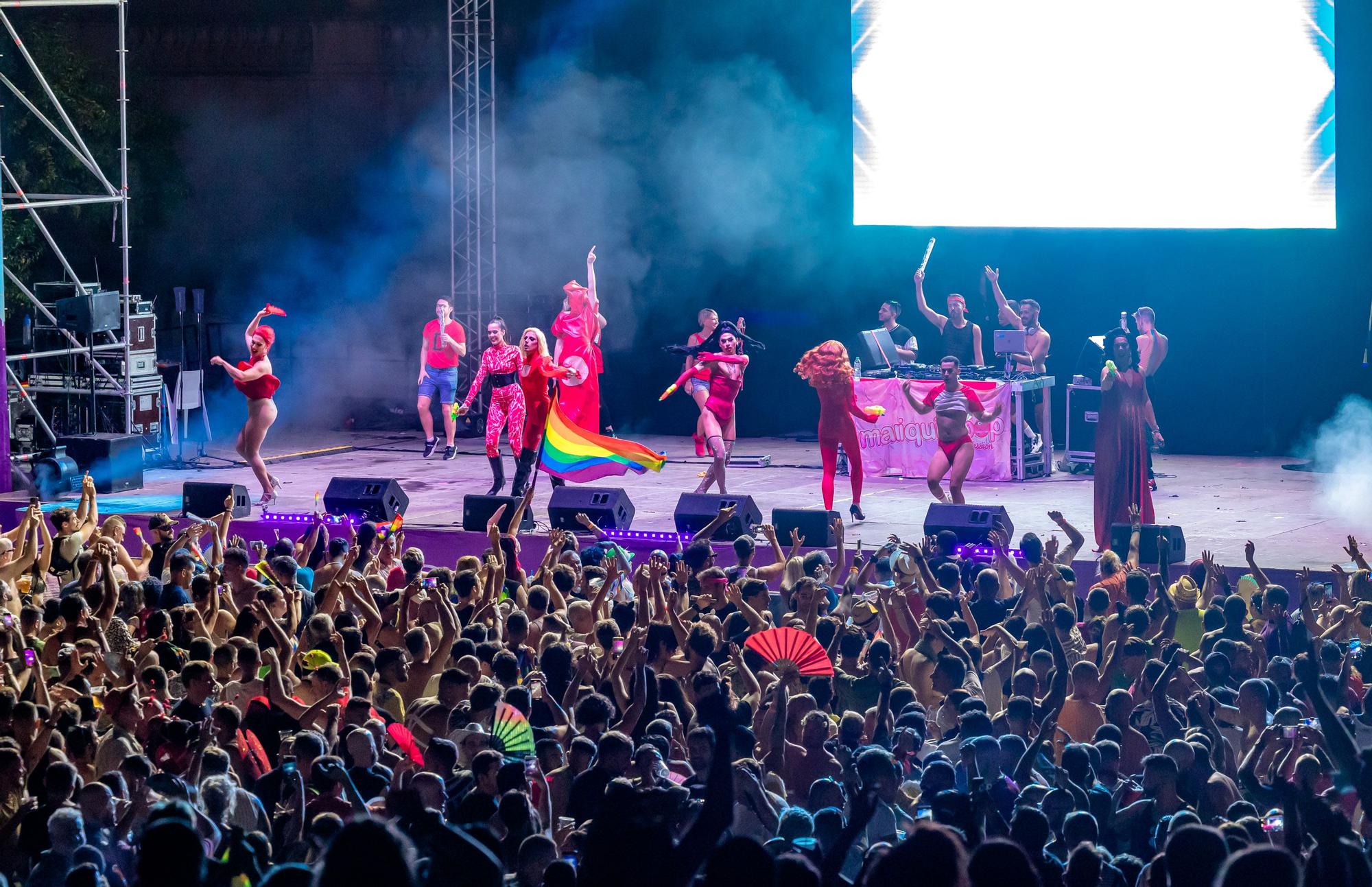 Como en ediciones anteriores, The Parade ha comenzado esta tarde desde el Rincón de Loix, recorriendo el Paseo de la Playa de Levante Levante y un tramo de la avenida Mediterráneo hasta alcanzar el auditorio Julio Iglesias del Parque de l’Aigüera donde se ha continuado la fiesta.