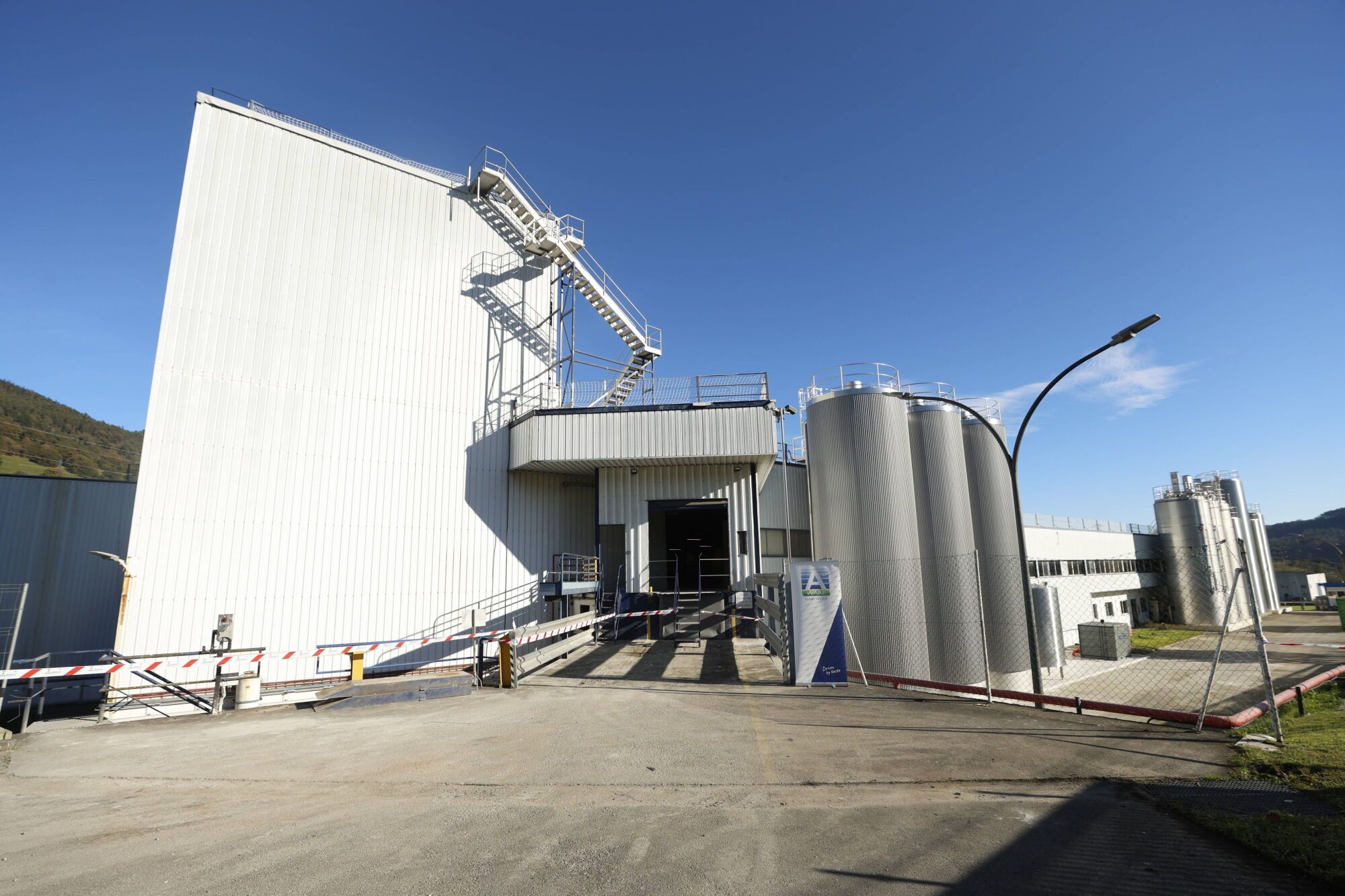 La nueva fábrica de Royal A-Ware en Salas empezará a funcionar en agosto con un centenar de trabajadores