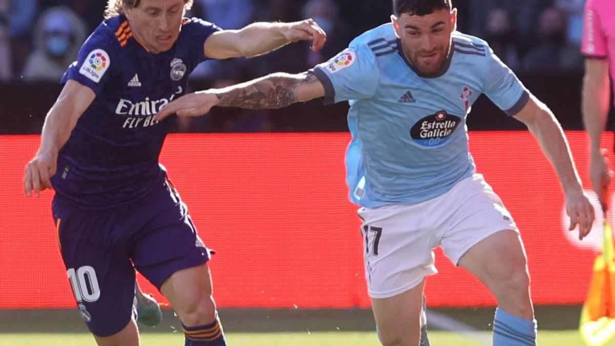 PARTIDO ENTRE EL REAL CLUB CELTA DE VIGO Y EL REAL MADRID EN EL ESTADIO ABANCA BALAIDOS. MODRIC Y JAVI GALAN.