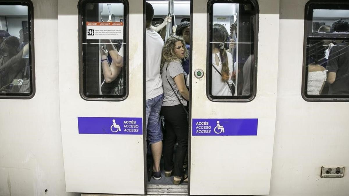 Usuarios del metro de Barcelona.