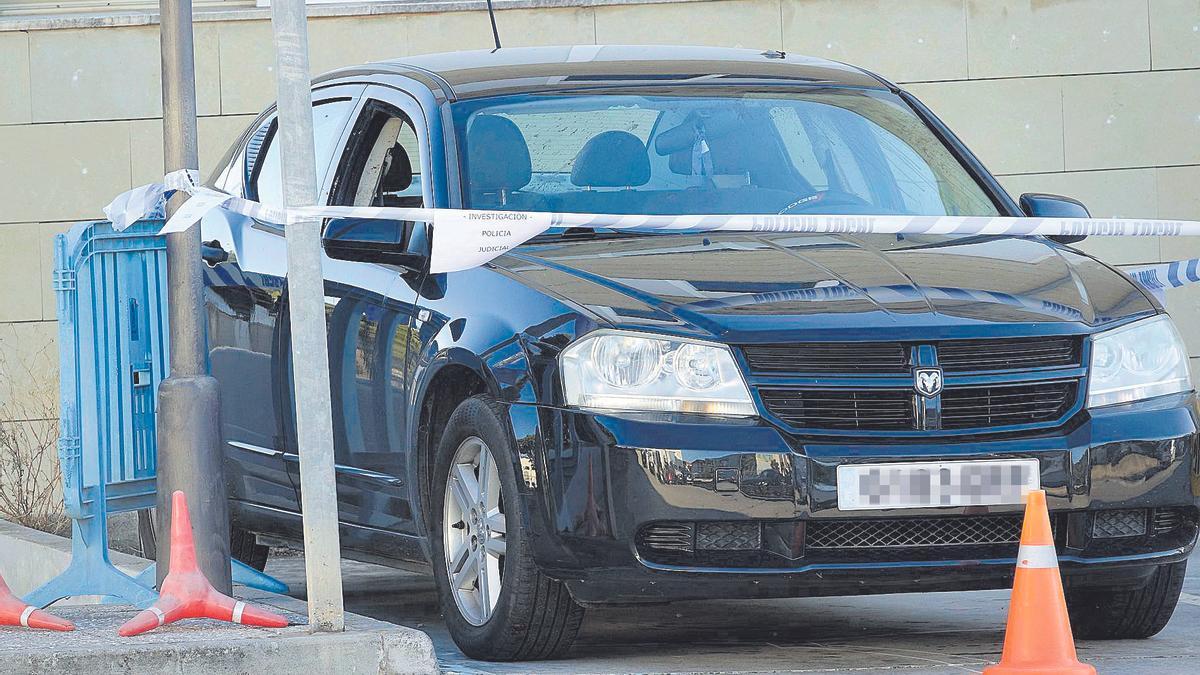 El coche Dodge negro donde fueron hallados los cadáveres, custodiado en el cuartel de la Policía Local de Calvià