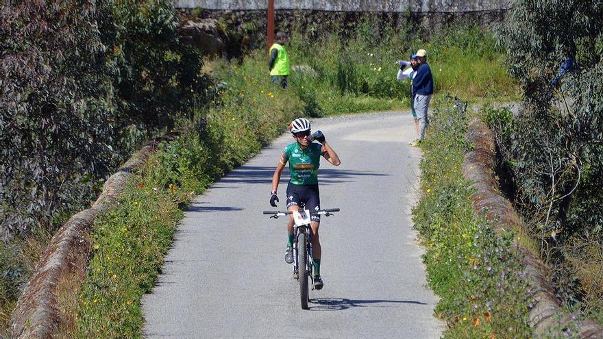 Natalia Fischer y Adrián Benedito triunfan en el Pre-Europeo Templarios MTB Race 2026 en Jerez de los Caballeros