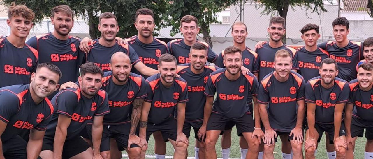 El equipo amateur de preferente de la UE Tavernes antes del primer entrenamiento