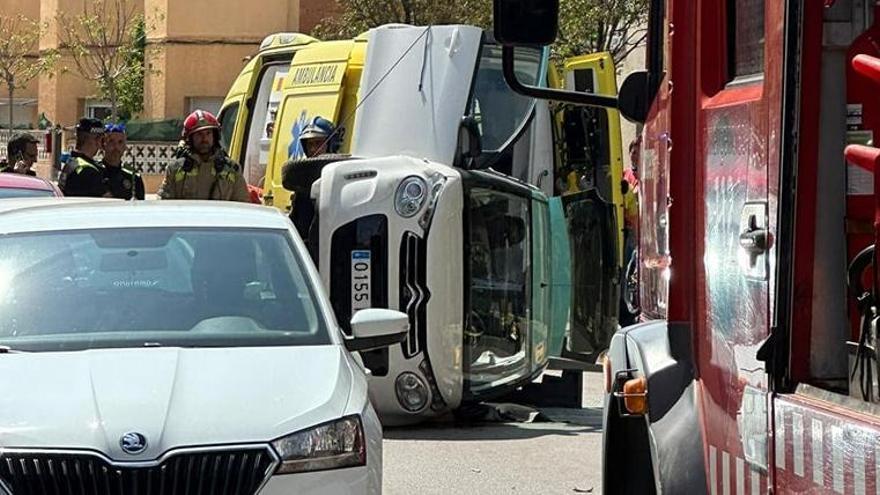 Bolca un cotxe després de xocar contra un vehicle aparcat a Roses