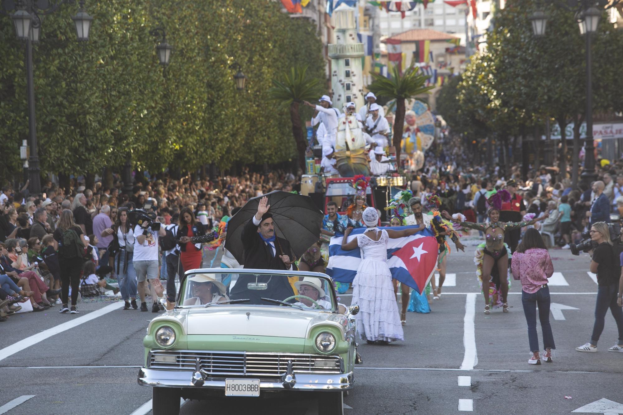 En Imágenes: El Desfile del Día de América llena las calles de Oviedo en una tarde veraniega