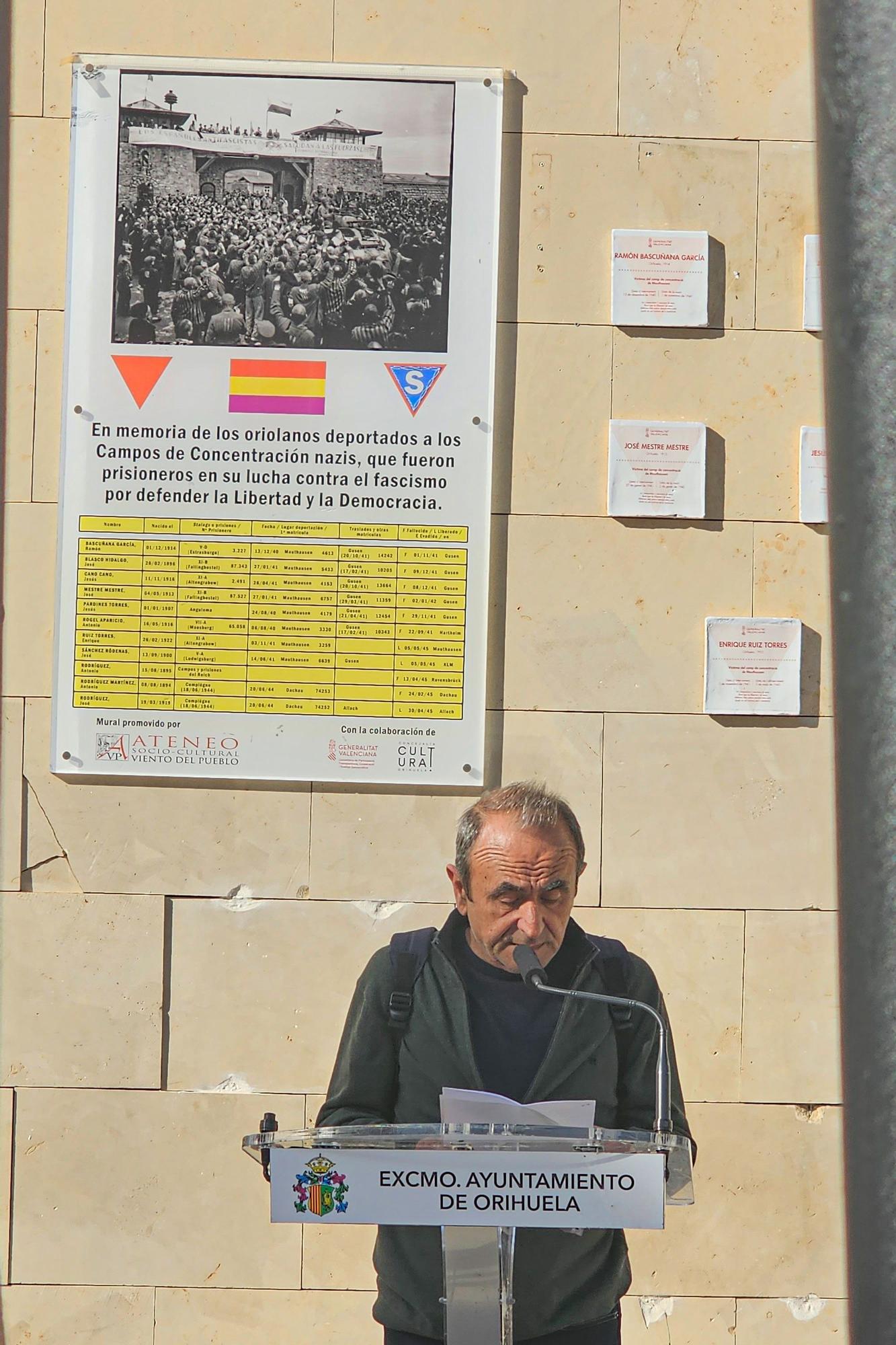 Homenaje a los oriolanos víctimas en los campos de concentración nazis colocando sus "Taullels de la Memòria" en el Rincon Hernandiano