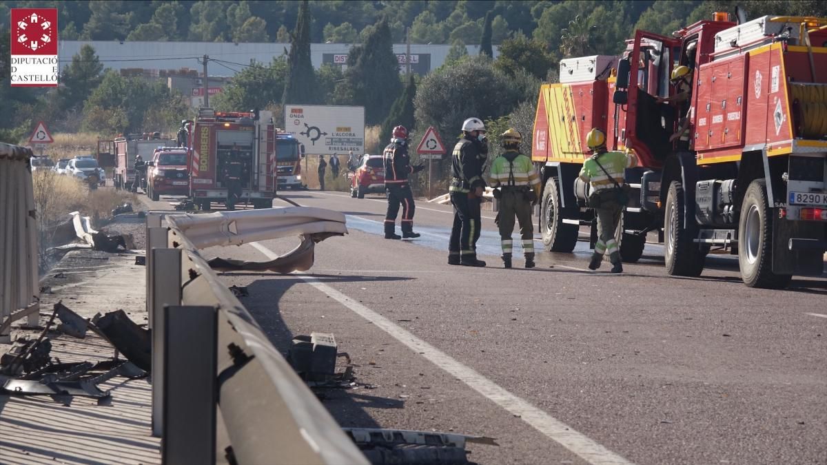 Incendio tras caer un camión por un barranco en l'Alcora