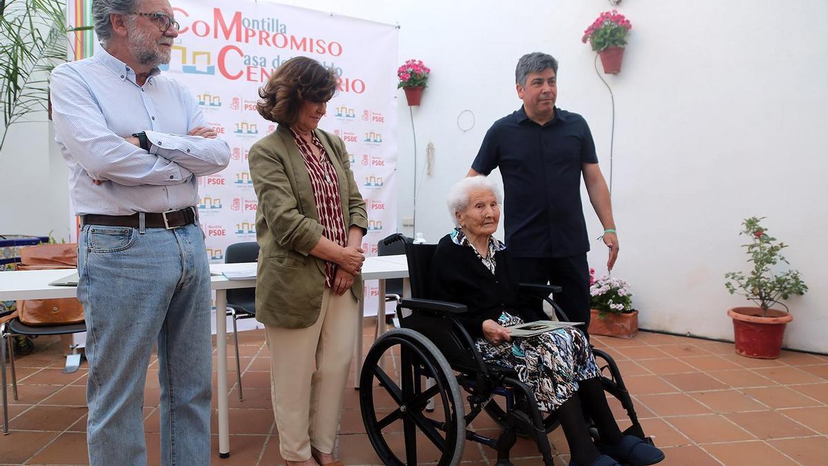 José Luis Casas, Carmen Calvo, Dolores Márquez y Rafael Llamas, durante el acto de homenaje en Montilla.