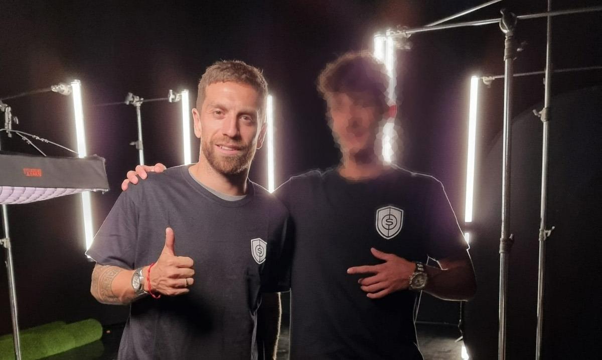 El ex futbolista del Sevilla 'Papu' Gómez posa con el hijo de uno de los inversores en Shirtum (ambos con un polo de la marca del proyecto).