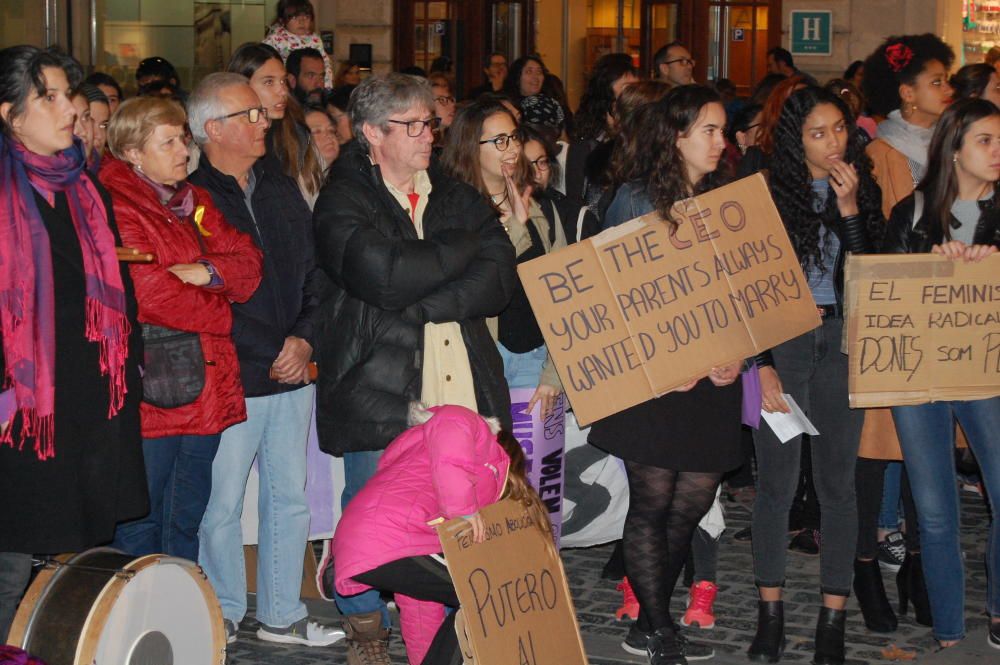 Multitudinària manifestació feminista a Figueres