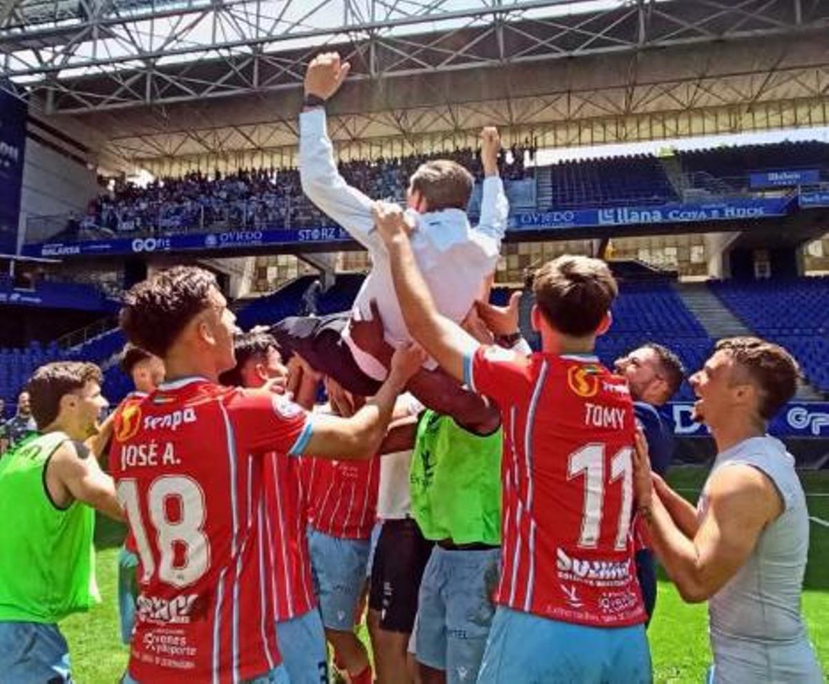Manteado por los jugadores tras el ascenso.