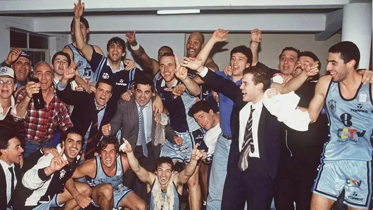 La plantilla del Peñarol celebra el título logrado en la 93/94.