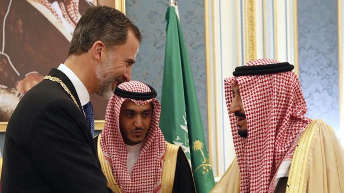 El rey Felipe VI es recibido por el monarca saudí Salman bin Abdelaziz, en Riad (Arabia Saudí).