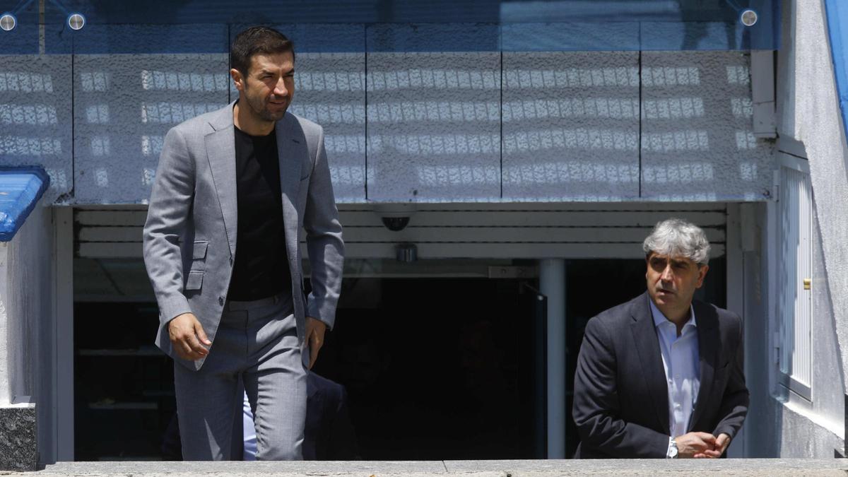 Gabi Fernández sale de las oficinas del Real Zaragoza acompañado de Txema Indias, el director deportivo del club.