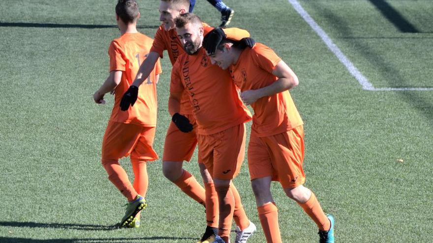 Los jugadores del Idella celebran un gol.