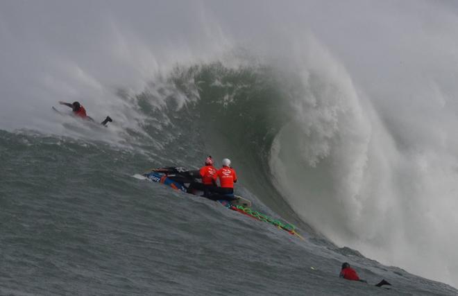 Unos surfistas disfrutan del oleaje en la cala de Orrúa, en la localidad guipuzcoana de Zumaia.