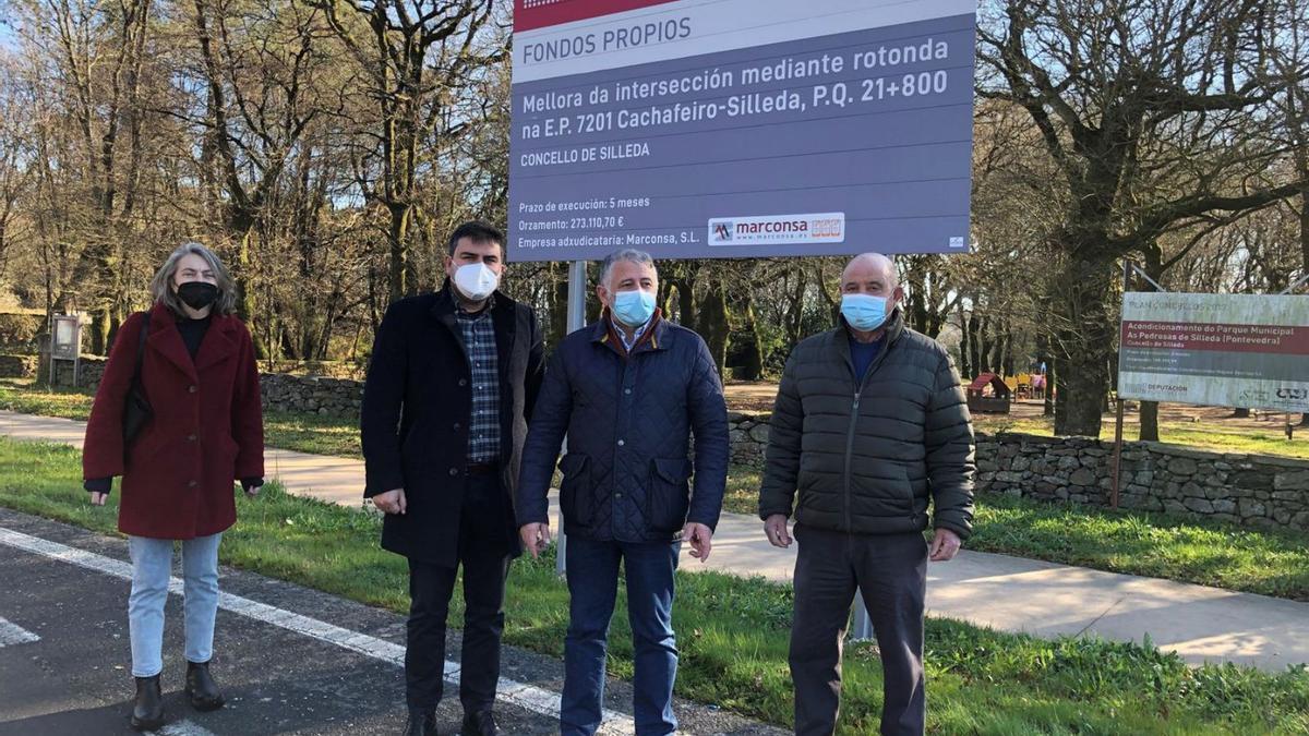 González Conde, Agís, Cuiña y Ferro Losada, en el cruce de As Pedrosas, delante del cartel de las obras.