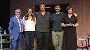 Foto de família de ‘53 domingos’ amb Xavi Mira, Candela Serrat, Cesc Gay, Julián López i Pepa Charro.  | IRENE REINA / ACN