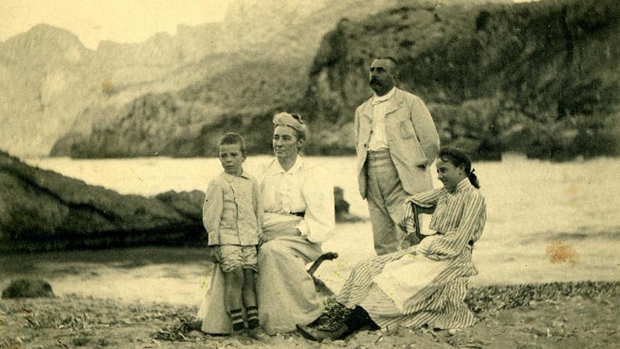 Clara Hammerl und ihre Familie in der Cala Sant Viçenc.