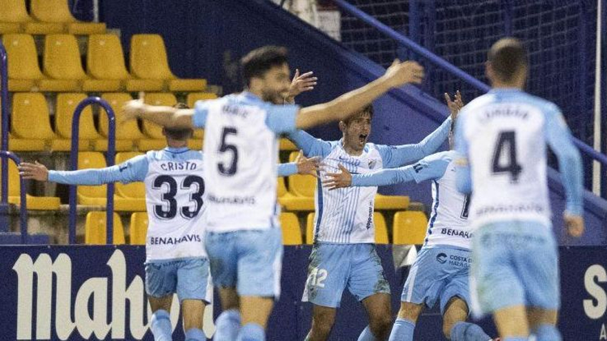 Los jugadores del Málaga CF celebran el tanto de Chavarría.