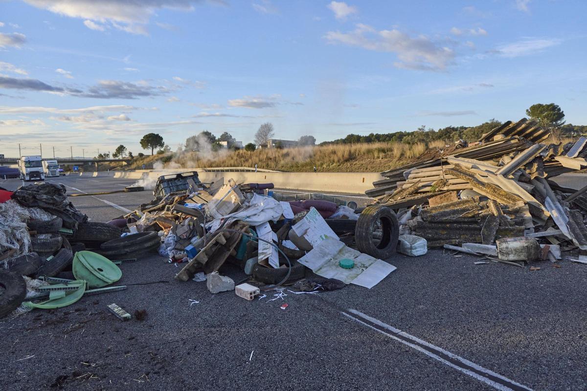 Les fotos del tall dels pagesos a l'AP-7 i l'N-II a l'Empordà